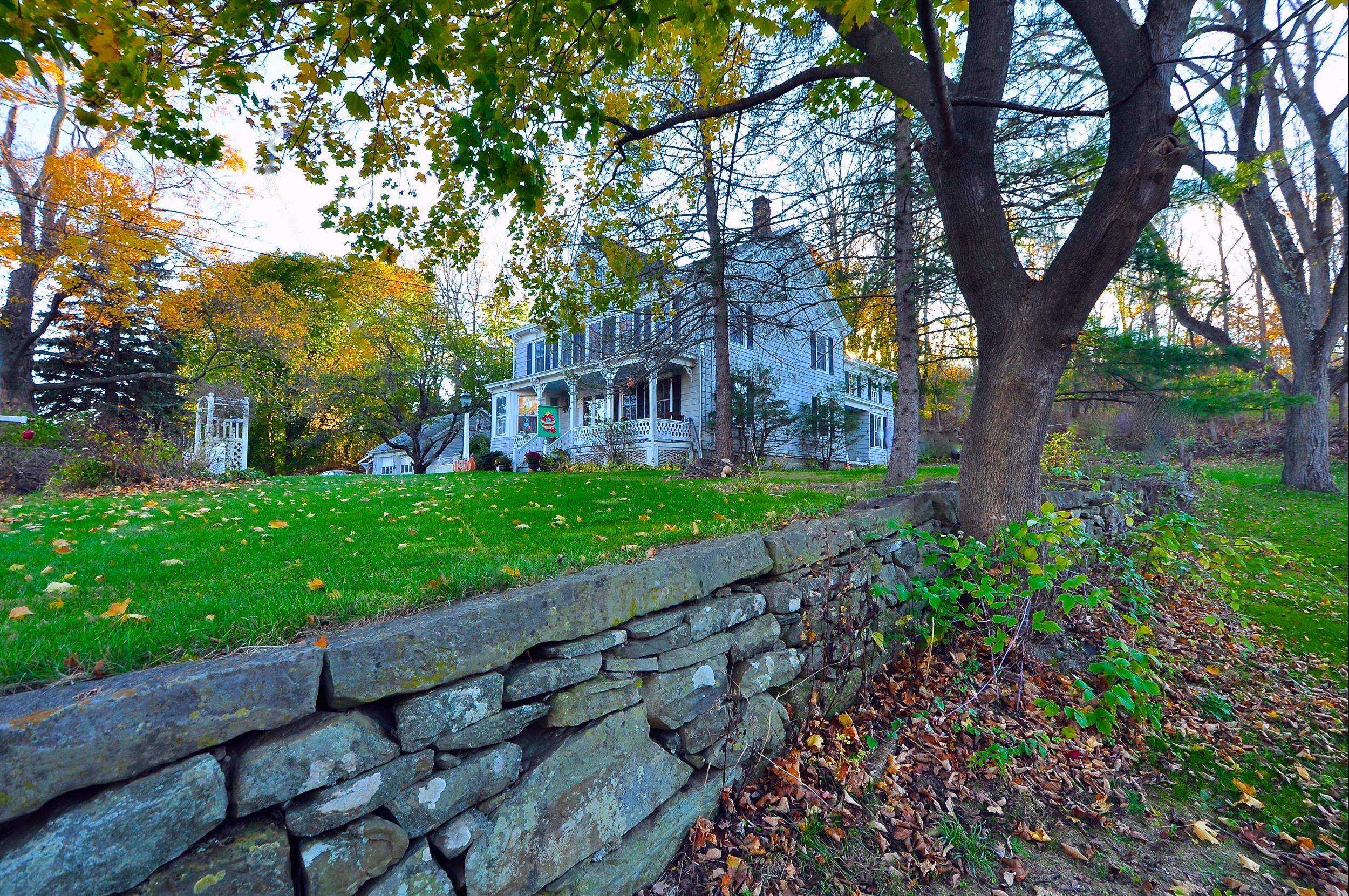 rock-wall-around-cider-mill-inn