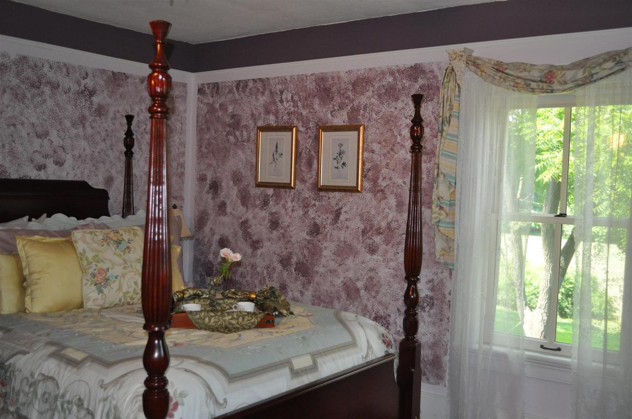 pink-bedroom-with-four-post-bed.jpg